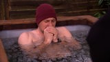 Heyko Habben sitzt mit einer roten Mütze in einem Becken voller Eiswasser.