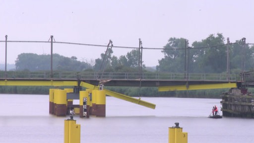 Die beschädigte provisorische Brücke über die Hunte nach einer Schiffskollision.