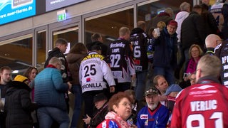 Menschen strömen aus der Eishalle Bremerhaven.