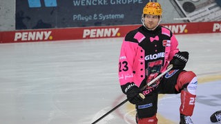 Ein Eishockeyspieler alleine auf dem Eis.