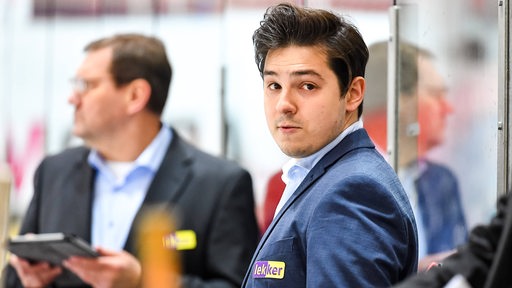 Sergey Saveljev steht beim Eishockey an der Bande.