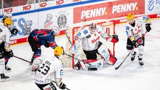 Eishockey-Spieler der Fischtown Pinguins verteidigen ihr Tor gegen Nürnberg.