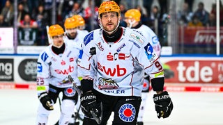 Eishockey-Kapitän Jan Urbas der Fischtown Pinguins führt seine Teamkollegen aufs Eis.