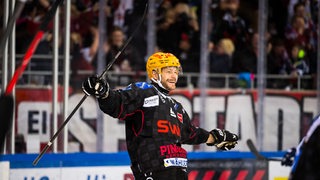 Eishockeyspieler Jan Urbas von den Fischtown Pinguins feiert sein Tor gegen München.