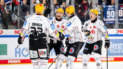 Die Fischtown-Spieler bejubeln auf dem Eis ein Tor.