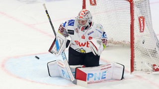 Maximilian Franzreb, Torwart der Fischtown Pinguins, steht auf dem Eis. Der Puck fliegt auf sein Tor zu.