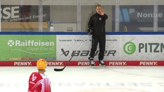 Der Eishockey-Trainer der Fischtown Pinguins steht auf einer Eisfläche.