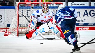 Kristers Gudlevskis im Duell mit einem gegnerischen Stürmer.