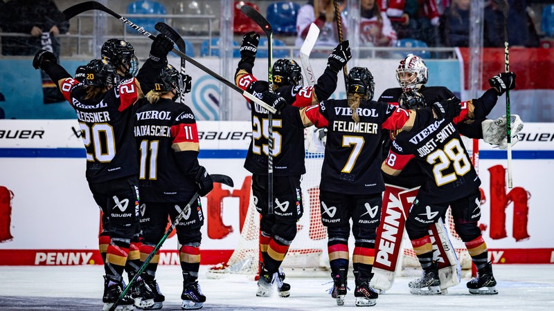 Das deutsche Frauen-Eishockey-Team jubelt auf dem Eis.