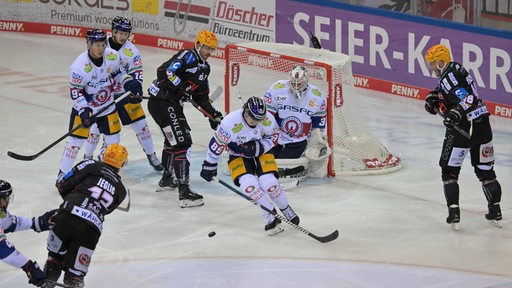 Eishockey-Spieler der Fischtown Pinguins versuchen vor dem Tor der Eisbären Berlin die Gegenspieler zu überwinden.