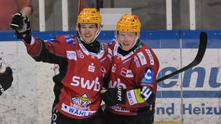 Fabian Herrmann und Ross Mauermann bejjubeln ein Tor für die Fischtown Pinguins.