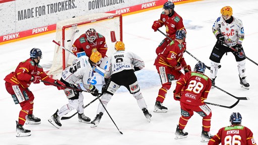 Eishockey-Spieler der Fischtown Pinguins bei einem Angriff im Spiel gegen Düsseldorf.