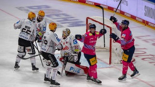 Die Eishockey-Spieler der Eisbären Berlin jubeln, die Spieler der Fischtown Pinguins stehen ratlos vor dem eigenen Tor.