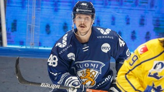 Eishockey-Stürmer Joose Antonen steht im Trikot der finnischen Nationalmannschaft auf dem Eis.