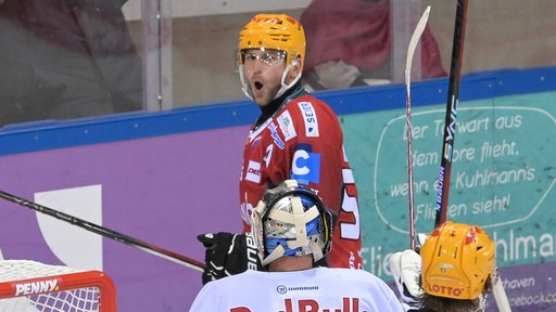 Alex Friesen von den Fischtown Pinguins bejubelt sein Tor gegen Red Bull München.