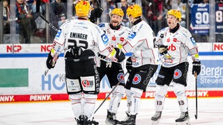 Eishockeyspieler der Fischtown Pinguins bejubeln mit Jan Urbas dessen Tor gegen Nürnberg.