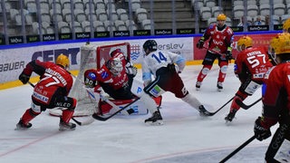 Eishockeyspieler der Fischtown Pinguins verteidigen im Testspiel ihr Tor gegen einen Spieler von SönderjyskE Vojens.