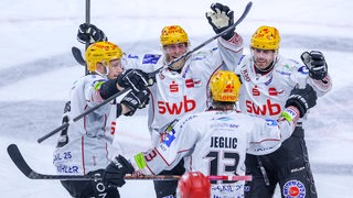 Eishockey-Spieler der Fischtown Pinguins jubeln mit Torschütze Ziga Jeglic im Play-off-Spiel gegen die Kölner Haie.