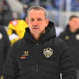 Thomas Popiesh trägt eine Jacke der Krefeld Pinguine.