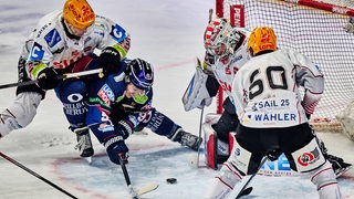 Vor dem Tor des Fischtown Pinguins kämpfen mehrere Spieler um den Puck.