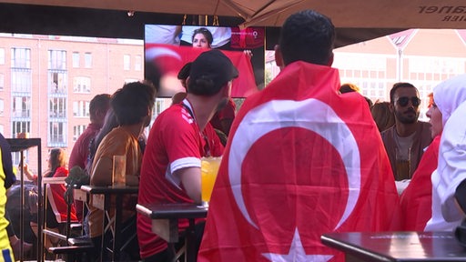 Türkische Fußballfan schauen an der Schlachte das EM-Spiel.
