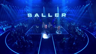 Die Geschwister Abor und Tynna aus Wien führen auf einer Bühne ihren Song "Baller" vor