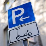 Ein Parkplatz für E-Scooter (E-Roller) wird auf einem Schild ausgewiesen.