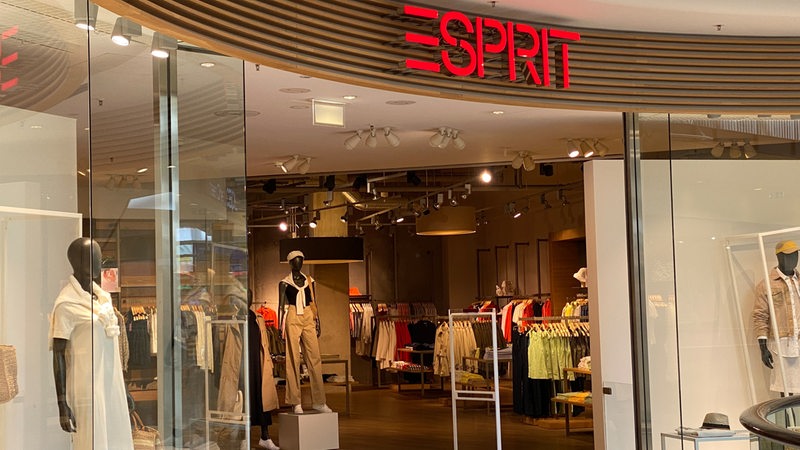 Über dem Eingang eines Ladens ist das Logo der Modekette Esprit zu sehen.