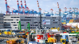 Das Hafengelände von Bremerhaven mit dem Eurogate Container Terminal.