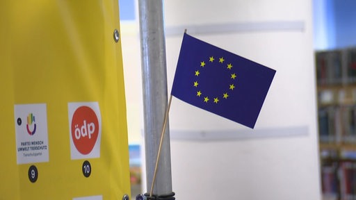 Eine kleine Europaflagge.