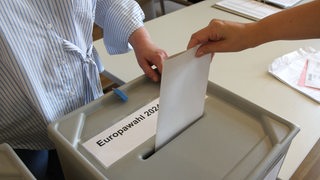 Eine Frau gibt ihre Stimme bei der Europawahl ab. 