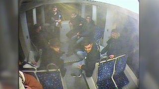 Überwachungsfoto aus einer Straßenbahn-zur Fahndung nach 8 jungen Männern durch die Polizei Bremen