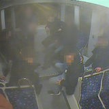 Verpixeltes Überwachungsfoto aus einer Straßenbahn-zur Fahndung nach 8 jungen Männern durch die Polizei Bremen