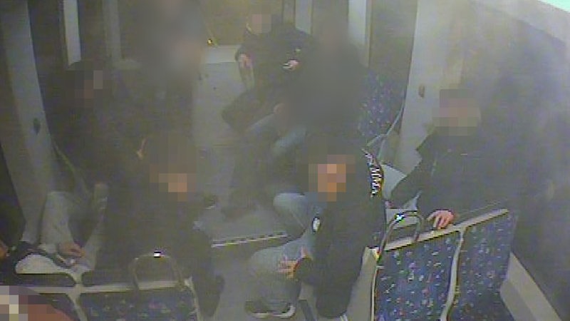 Verpixeltes Überwachungsfoto aus einer Straßenbahn-zur Fahndung nach 8 jungen Männern durch die Polizei Bremen