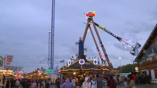 Ein Fahrgeschäft und viele Gäste auf dem Bremer Freimarkt