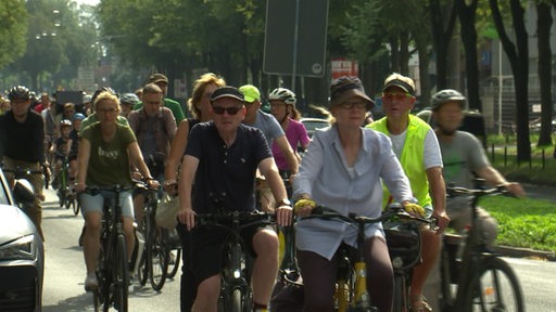 Viele Personen die an einer Fahrraddemo teilnehmen.