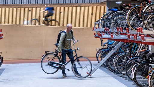 Fahrradparkhaus in Utrecht, Niederlande, mit über 13.000 Stellplätzen, das größte Parkhaus für Fahrräder der Welt.