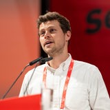 Falk Wagner steht bei einer SPD-Veranstaltung an einem roten Rednerpult und spricht.