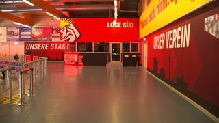 Die neugestaltete Fankurve in der Eisarena der Fischtown Pinguins