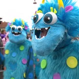 Zwei als blaue Monster verkleidete Jecken.