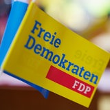 "Freie Demokraten - FDP" steht beim Landesparteitag der FDP Bayern auf Fähnchen.