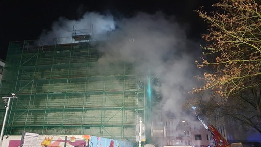 Nach einem Brand zieht Rauch aus einem Mehrfamilienhaus auf.