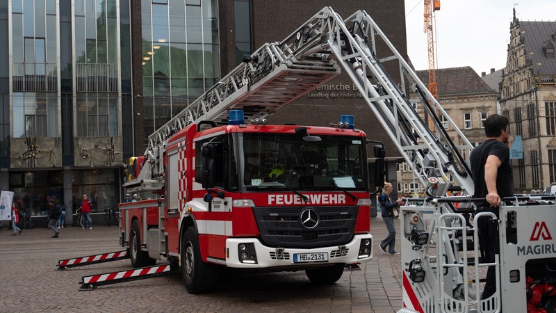 Ein Wagen der Bremer Feuerwehr mit Leiter.