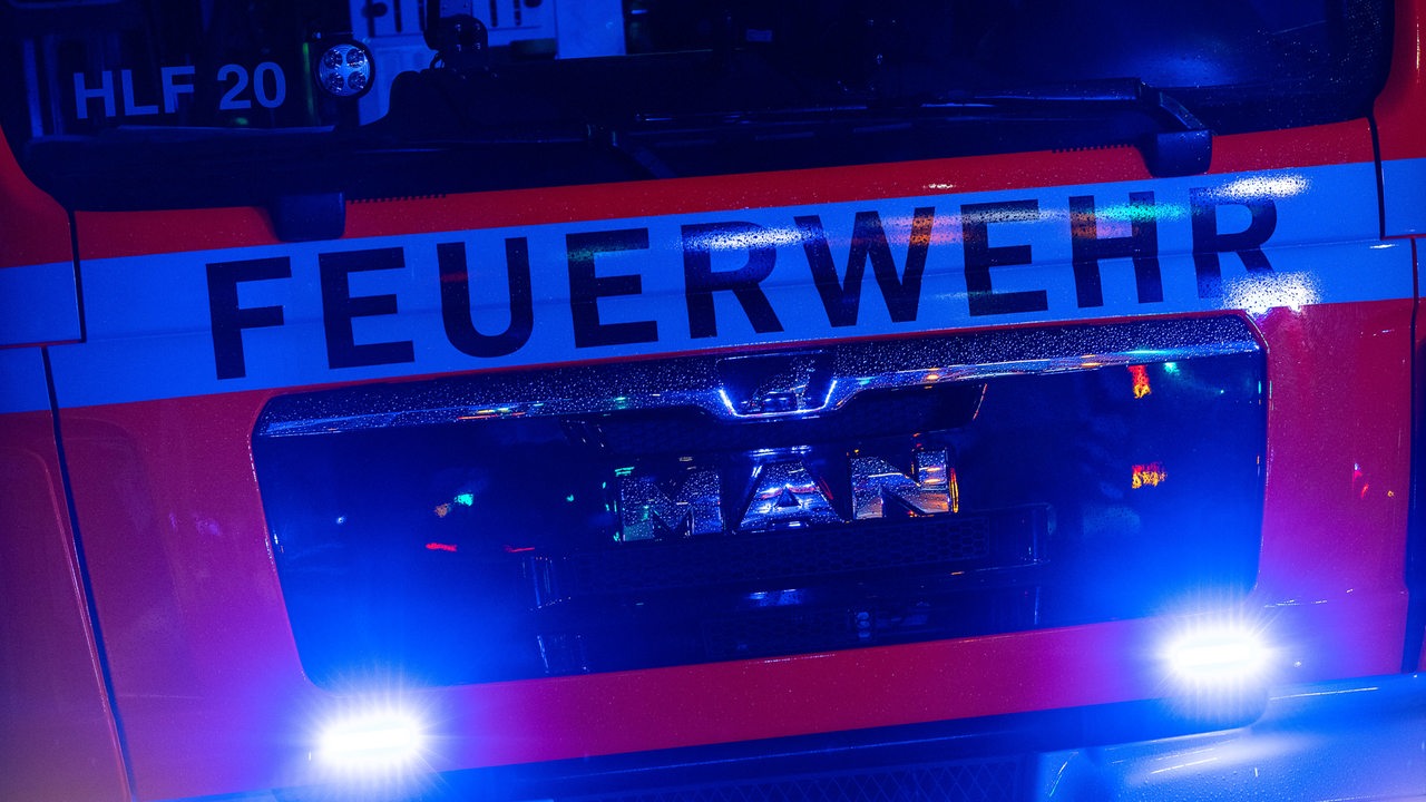 50 Einsatzkräfte In Bremerhaven Bei Rauchendem Stückgutfrachter - Buten ...