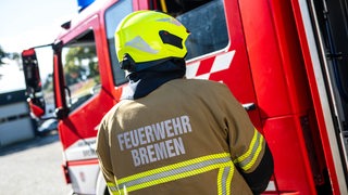 Einsatzkräfte bei einer Übung der Feuerwehr Bremen.