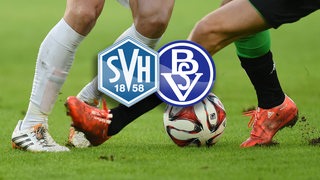 Vereinslogos von SV Hemelingen und Bremer SV vor Fußballerbeinen, die um einen Ball kämpfen.