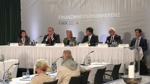 Die Finanzministerinnen und Minister der Länder gemeinsam zur Konferenz im Bremer Parkhotel.