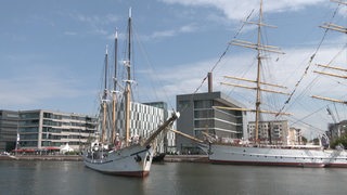 Zwei große Segeschiffe im Fischereihaven von Bremerhaven. 