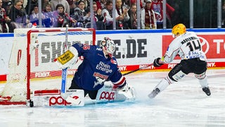 Bremerhavens Ross Mausermann trifft zum 1:0 gegen Köln.