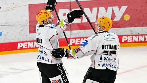 Düsseldorfer EG vs Fischtown Pinguins am 01.11.2024 im PSD Bank Dome in Düsseldorf Torjubel bei Bremerhavens Nino Kinder (Nr.8) und Bremerhavens Rayan Bettahar (Nr.15) nach dem 0:1.